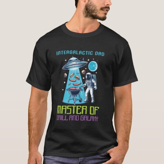 Intergalactic Dad Master Of Grill And Galaxy Tシャツ (正面)