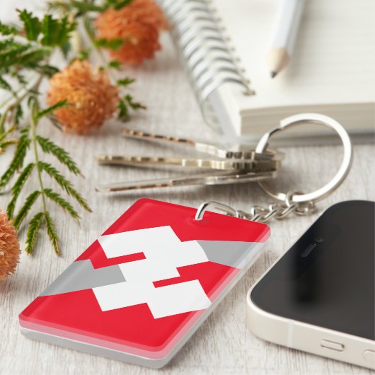 Interlocking White Squares on a Red Background キーホルダー (正面右)