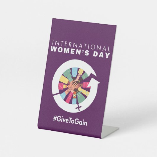 International Women’s Day 2026 ギブ・トゥ・ゲイン 台座サイン (正面)