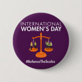 International Women’s Day 2026 Balance The Scales 缶バッジ (正面)