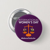 International Women’s Day 2026 Balance The Scales 缶バッジ (正面&裏面)