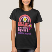 International Womens Day 2023 Theme Embrace Equity Tシャツ (正面)