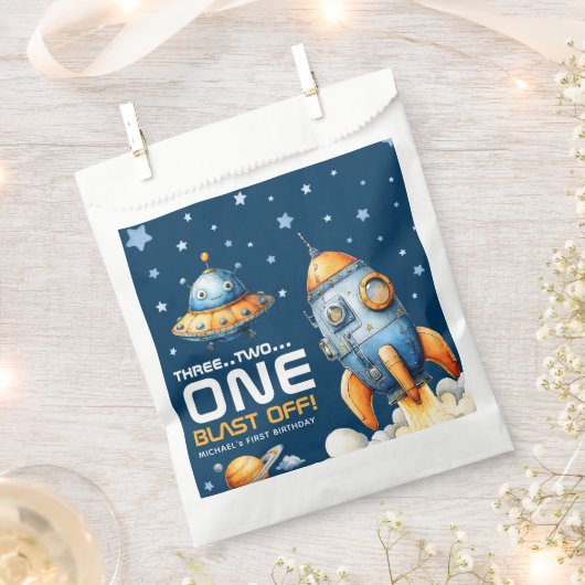 Interstellar Rocket Launch Blast Off 1st Birthday フェイバーバッグ (クリップ留めされた状態)