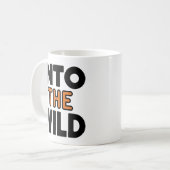 Into the Wild Bold Adventure Typography コーヒーマグカップ (正面左)