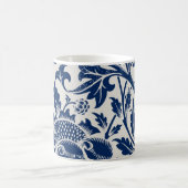 Intricate blue floral pattern on light background コーヒーマグカップ (中央)