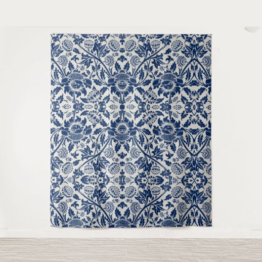Intricate blue floral pattern on light background タペストリー (正面)
