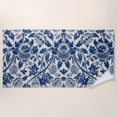 Intricate blue floral pattern on light background ビーチタオル (正面)