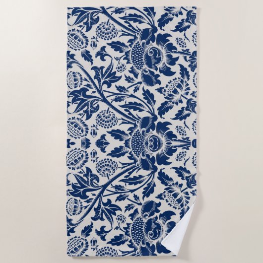 Intricate blue floral pattern on light background ビーチタオル (正面)