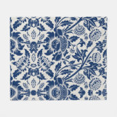Intricate blue floral pattern on light background フリースブランケット (正面(横))