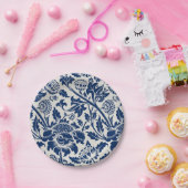 Intricate blue floral pattern on light background ペーパープレート (パーティー)