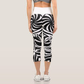 Intricate Hypnotic Mandala Art カプリレギンス (裏面)