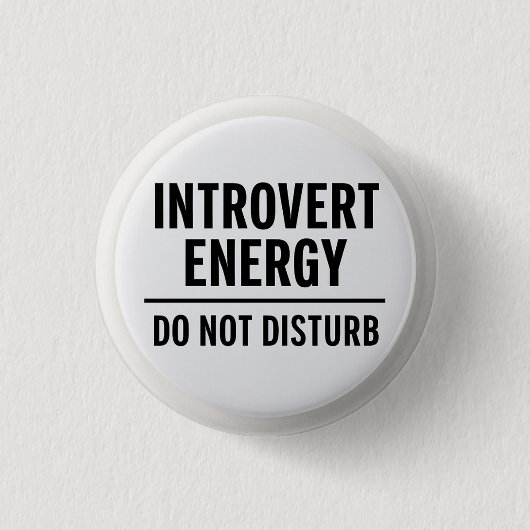 "Introvert Energy – Do Not Disturb" 缶バッジ (正面)