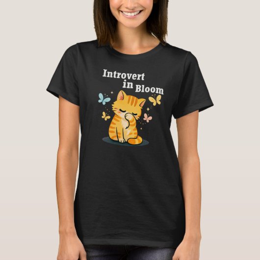 Introvert in Bloom Cute Cat- Aesthetic Introvert Tシャツ (正面)