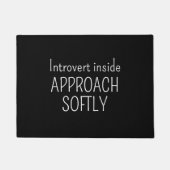 Introvert Inside Approach Softly Funny Introvert  ドアマット (正面)