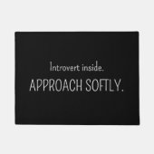 Introvert Inside Approach Softly Funny Introvert  ドアマット (正面)