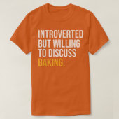 INTROVERTED BUT WILLING TO DISCUSS BAKING FUNNY  Tシャツ (デザイン正面)