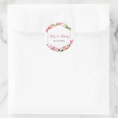 Invitación elegante de boda floral rosa con blanco ラウンドシール (バッグ)