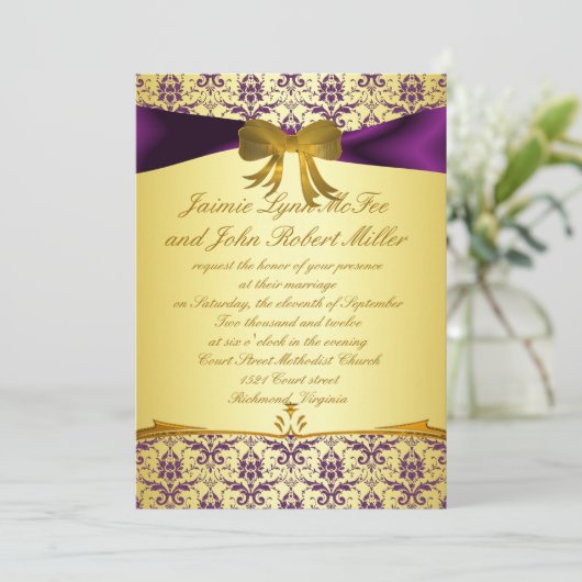 Invitatioを結婚する華美でフォーマルな紫色の金ゴールドのダマスク織 招待状 (スタンド正面)
