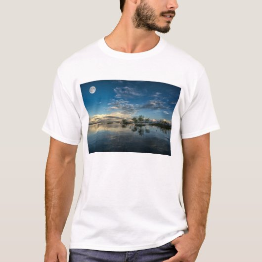 Iquitosの近くの航海 Tシャツ (正面)