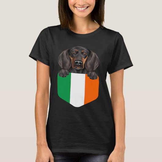 Ireland Flag Black and Tan Coonhound Dog In Pocket Tシャツ (正面)
