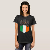 Ireland Flag Black and Tan Coonhound Dog In Pocket Tシャツ (正面フル)