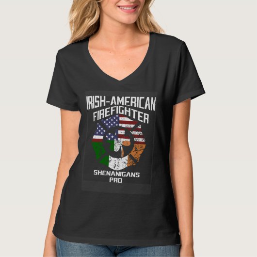 Irish American Firefighter Shenanigans Pro St Patr Tシャツ (正面)