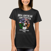 Irish American Firefighter Shenanigans Pro St Patr Tシャツ (正面)