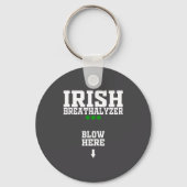 Irish Breathalyzer Blow Here Funny St Patricks Day キーホルダー (正面)