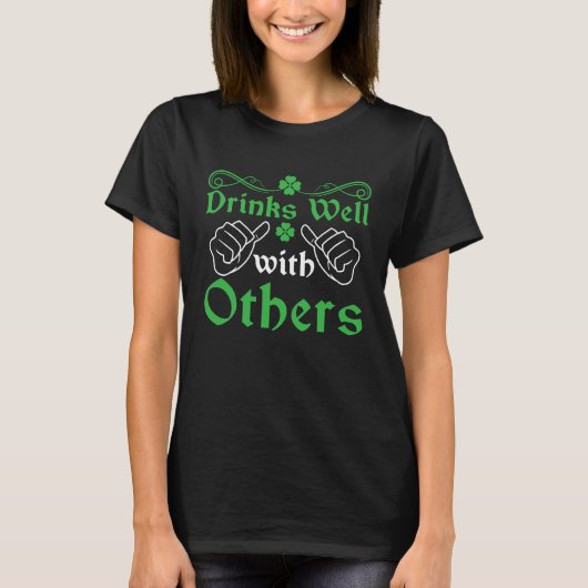Irish  C St Patrick's Day Drinks Well With Others Tシャツ (正面)