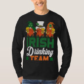 Irish Drinking Team Drinking Beer Gnome  Patricks  Tシャツ (正面)