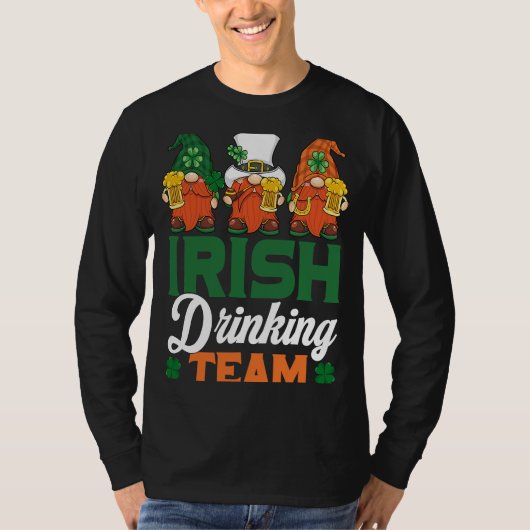 Irish Drinking Team Drinking Beer Gnome Patricks Tシャツ (正面)