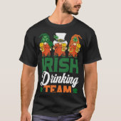 Irish Drinking Team Drinking Beer Gnome  Patricks  Tシャツ (正面)