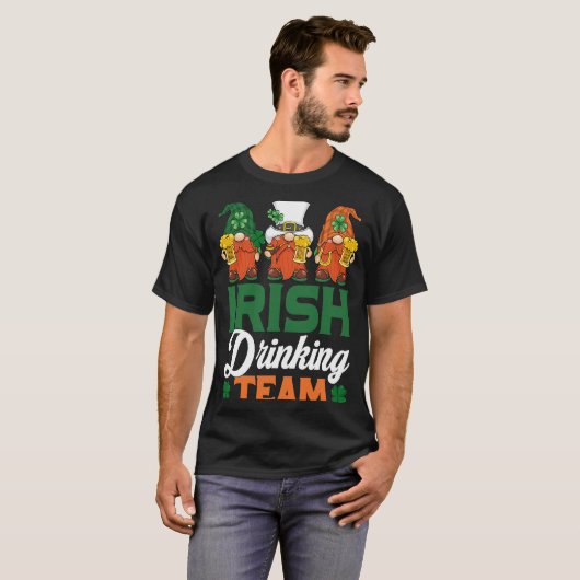 Irish Drinking Team Drinking Beer Gnome  Patricks  Tシャツ (正面フル)