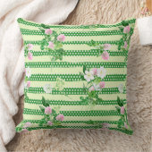 IRISH GREEN SHAMROCKS AND TINY PINK FLOWERS クッション (ブランケット)