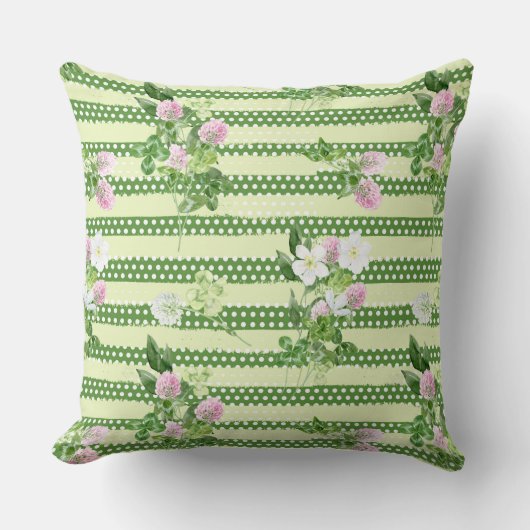 IRISH GREEN SHAMROCKS AND TINY PINK FLOWERS クッション (正面)