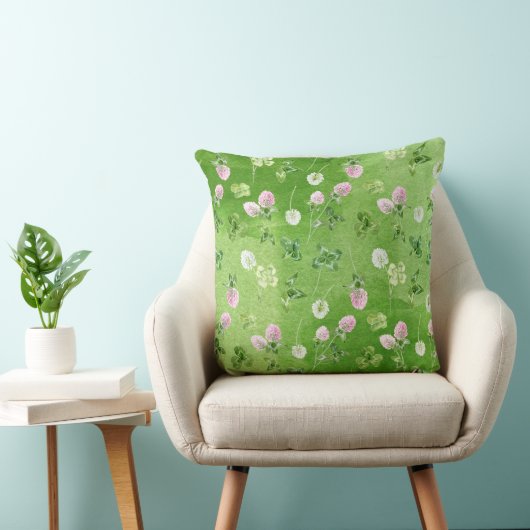 IRISH GREEN SHAMROCKS AND TINY PINK FLOWERS クッション (椅子)