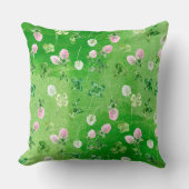 IRISH GREEN SHAMROCKS AND TINY PINK FLOWERS クッション (正面)