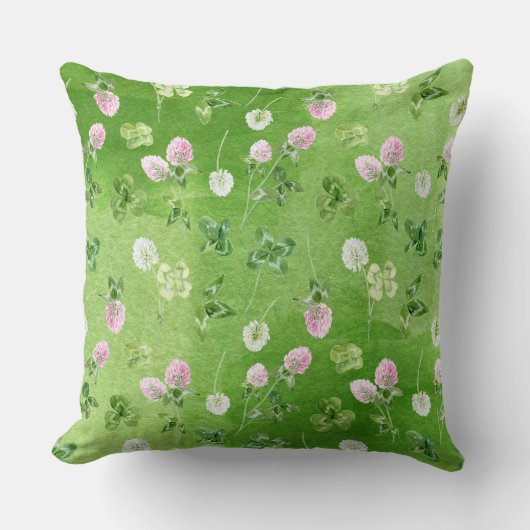 IRISH GREEN SHAMROCKS AND TINY PINK FLOWERS クッション (正面)