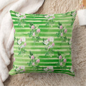 IRISH GREEN SHAMROCKS AND TINY PINK FLOWERS クッション (ブランケット)