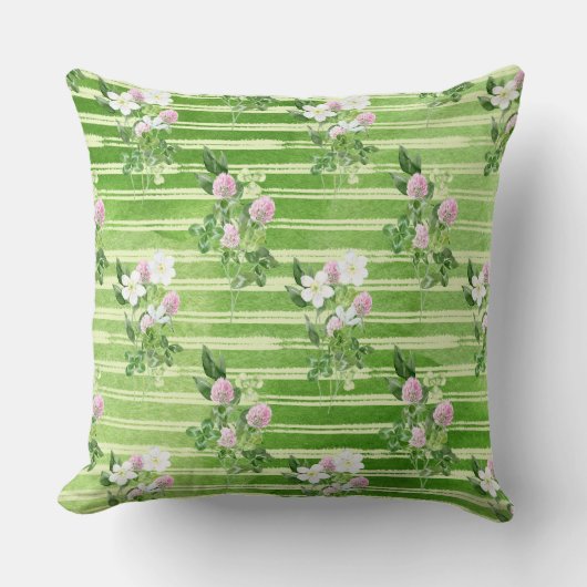 IRISH GREEN SHAMROCKS AND TINY PINK FLOWERS クッション (正面)