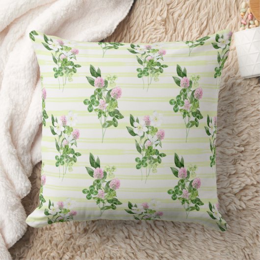 IRISH GREEN SHAMROCKS AND TINY PINK FLOWERS クッション (ブランケット)