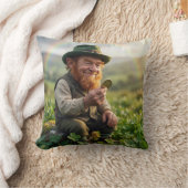 Irish Leprechaun Admiring a Gold Coin クッション (ブランケット)