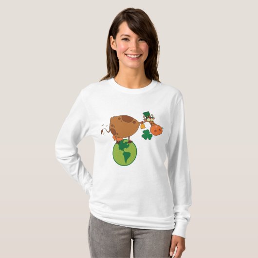 Irish Leprechaun Cow Standing on Planet Earth Tシャツ (正面フル)