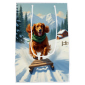 Irish Setter Sledding Adventure Christmas Painting ミディアムペーパーバッグ (裏面)