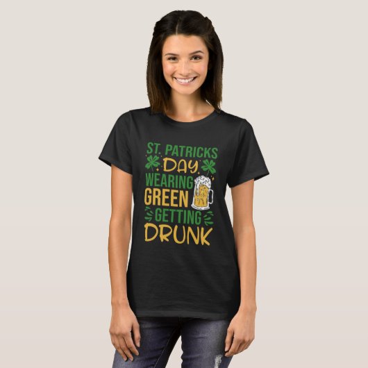 Irish St Patrick's Day Wearing Green Getting Drunk Tシャツ (正面フル)