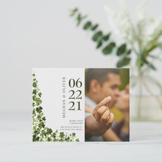 Irish Stylized Shamrock Leafy Foliage  ポストカード (スタンド正面)