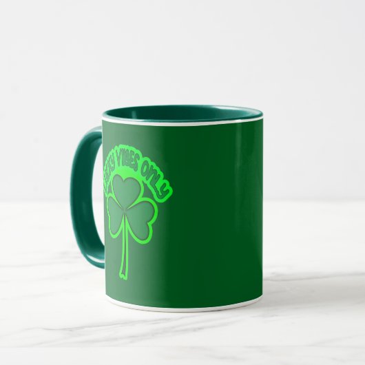 Irish Vibes St Patrick’s Day Shirt – caneca マグカップ (正面左)