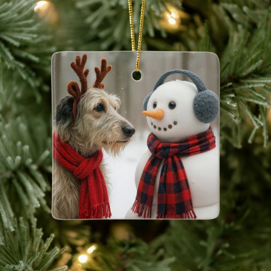 Irish Wolfhound Gazing at a Cute Snowman セラミックオーナメント (ツリー)