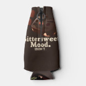 Iron T Bittersweet Mood: Dark Chocolate Cake Art ボトルクーラー (裏面)