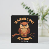 Irritable Owl Syndrome Funny Angry Owl Cartoon Pun 招待状 (スタンド正面)